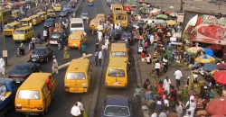 Lagos, Bushaltestelle, Minibus, Verkehr