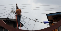 Stromversorgung, Stromleitung in Lagos, Nigeria, powercuts