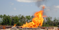 Im Nigerdelta in Nigeria wird Gas abgefackelt.
